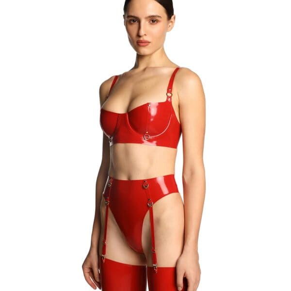 Rotes ANOESES Latex-Set, bestehend aus einem Bügel-BH und einem hochgeschnittenen Slip mit integriertem Strumpfhalter, präsentiert auf einer Schaufensterpuppe von vorne auf weißem Hintergrund.