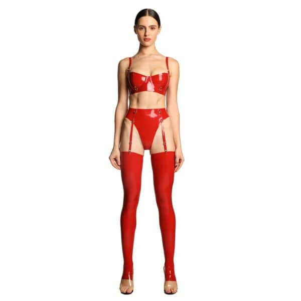 Ensemble latex rouge ANOESES composé d’un soutien-gorge à armatures et d’une culotte taille haute avec porte-jarretelles intégré, présenté sur mannequin de face sur fond blanc.