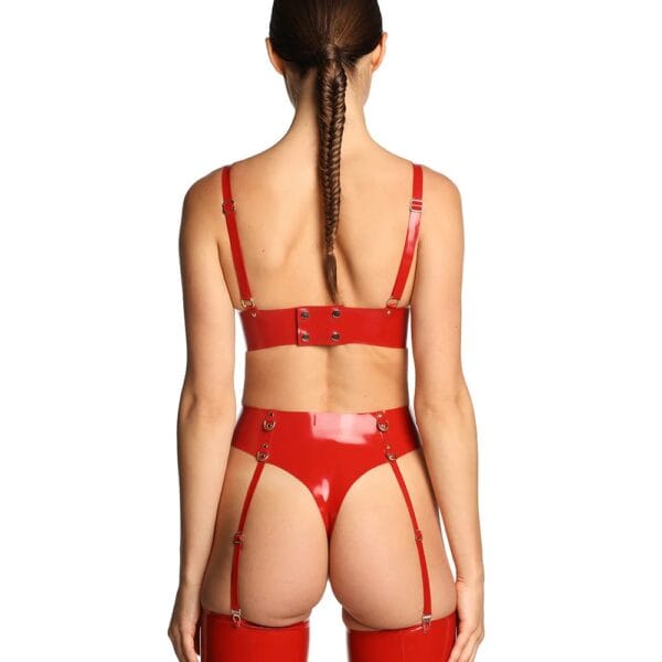 Rotes ANOESES Latex-Set, bestehend aus einem Bügel-BH und einem hochgeschnittenen Slip mit integriertem Strumpfhalter, präsentiert auf einer Schaufensterpuppe von vorne auf weißem Hintergrund.