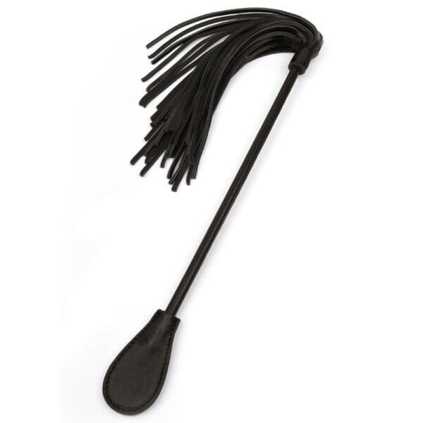 BDSM-Set aus schwarzem Leder, bestehend aus einem Paar Handschellen, die mit einer goldenen Kette verbunden sind, einer Verdunkelungsmaske und einer passenden Reitgerte, präsentiert auf weißem Hintergrund in einer eleganten Inszenierung.