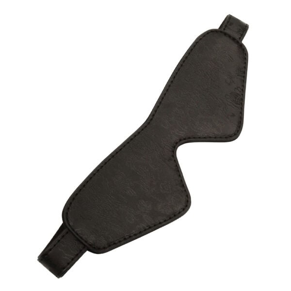 BDSM-Set aus schwarzem Leder, bestehend aus einem Paar Handschellen, die mit einer goldenen Kette verbunden sind, einer Verdunkelungsmaske und einer passenden Reitgerte, präsentiert auf weißem Hintergrund in einer eleganten Inszenierung.