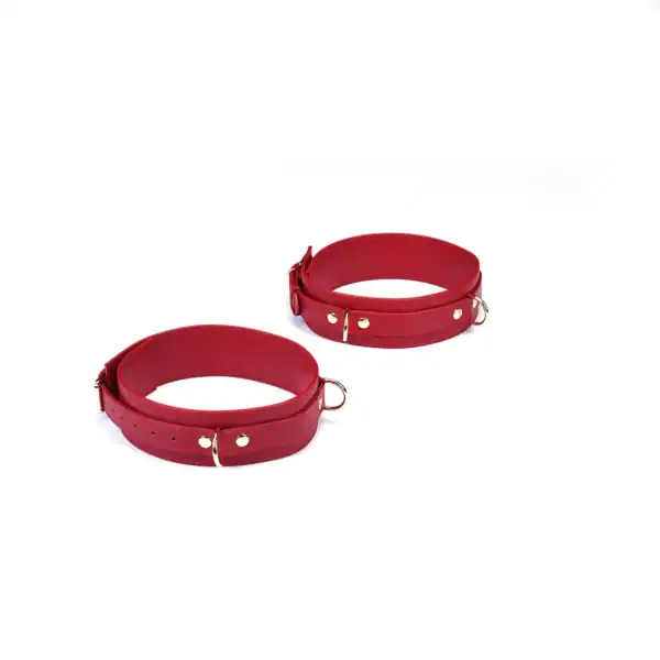 Kit menottes Crimson Desire de la marque Liebe Seele, composé de deux menottes en cuir rouge avec boucles réglables et anneaux métalliques, présenté sur fond clair dans l’univers Brigade Mondaine Paris.