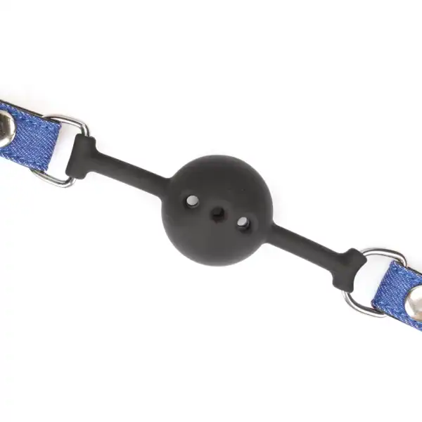 Ball gag Denim LIEBE SEELE avec boule en silicone noire et sangle ajustable en cuir et textile bleu, anneaux métalliques latéraux, présenté sur fond blanc en vue produit détaillée
