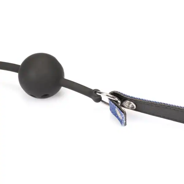 Ball gag Denim LIEBE SEELE avec boule en silicone noire et sangle ajustable en cuir et textile bleu, anneaux métalliques latéraux, présenté sur fond blanc en vue produit détaillée