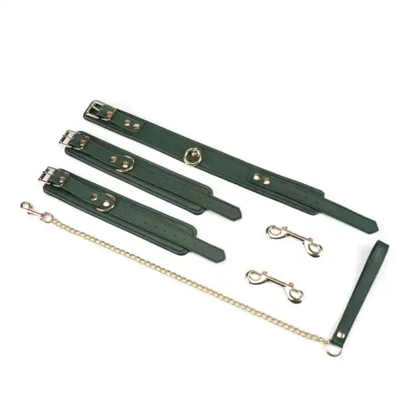 6-teiliges BDSM-Set Mossy Chic LIEBE SEELE aus grünem Leder mit Handschellen, Halsbändern, verstellbaren Riemen, Kette und Metallkarabinern, flach auf weißem Hintergrund präsentiert, detaillierte Produktansicht
