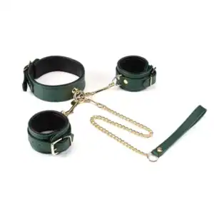 Mossy Chic LIEBE SEELE 6-piece BDSM set in green leather with handcuffs, collars, adjustable straps, chain and metal snap hooks, presented flat on white background, detailed product view