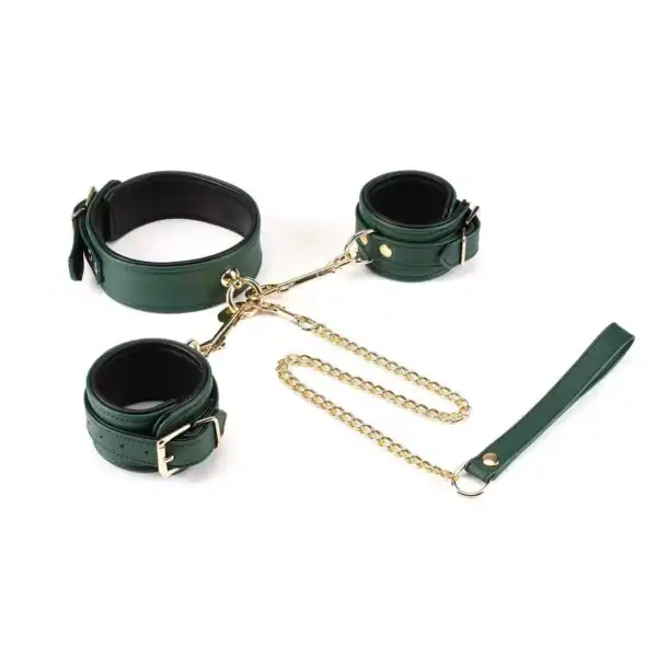 6-teiliges BDSM-Set Mossy Chic LIEBE SEELE aus grünem Leder mit Handschellen, Halsbändern, verstellbaren Riemen, Kette und Metallkarabinern, flach auf weißem Hintergrund präsentiert, detaillierte Produktansicht