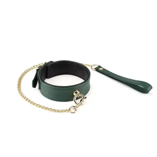 6-teiliges BDSM-Set Mossy Chic LIEBE SEELE aus grünem Leder mit Handschellen, Halsbändern, verstellbaren Riemen, Kette und Metallkarabinern, flach auf weißem Hintergrund präsentiert, detaillierte Produktansicht