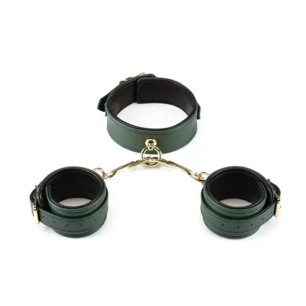 6-teiliges BDSM-Set Mossy Chic LIEBE SEELE aus grünem Leder mit Handschellen, Halsbändern, verstellbaren Riemen, Kette und Metallkarabinern, flach auf weißem Hintergrund präsentiert, detaillierte Produktansicht