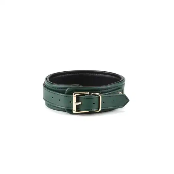 6-teiliges BDSM-Set Mossy Chic LIEBE SEELE aus grünem Leder mit Handschellen, Halsbändern, verstellbaren Riemen, Kette und Metallkarabinern, flach auf weißem Hintergrund präsentiert, detaillierte Produktansicht