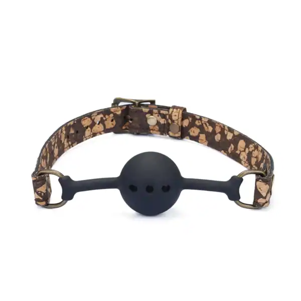 Ball gag café LIEBE SEELE avec sangle en liège naturel et boule en silicone noir, réglable, présenté sur fond blanc