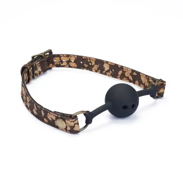 Ball gag café LIEBE SEELE avec sangle en liège naturel et boule en silicone noir, réglable, présenté sur fond blanc