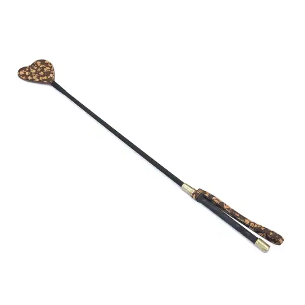 Cravache vegan Café LIEBE SEELE avec tige fine noire, palette en forme de cœur brun moucheté et poignée assortie, présentée sur fond blanc en vue produit détaillée