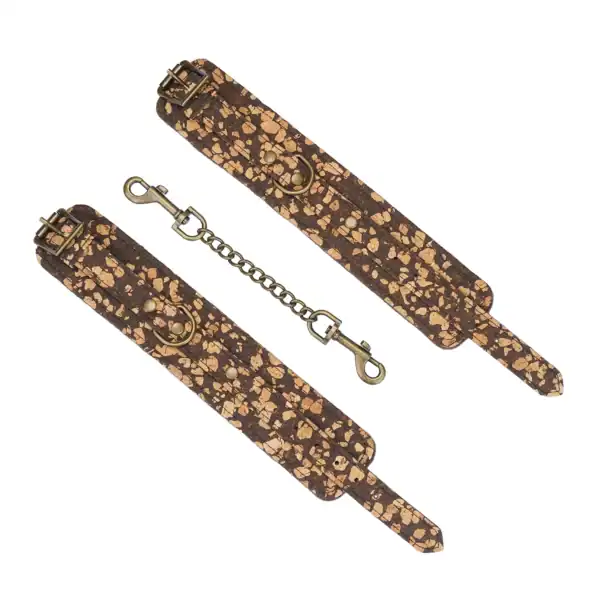 Vegane Handschellen Café LIEBE SEELE aus Naturkork mit Metallkette und gepolstertem Innenleben, präsentiert auf weißem Hintergrund