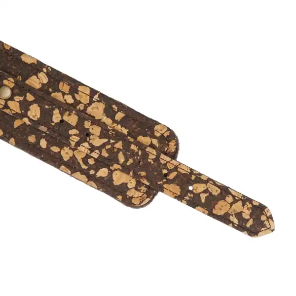 Vegane Handschellen Café LIEBE SEELE aus Naturkork mit Metallkette und gepolstertem Innenleben, präsentiert auf weißem Hintergrund