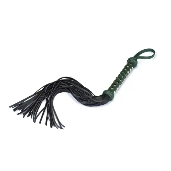 Lederpeitsche Mossy Chic LIEBE SEELE mit mehreren schwarzen Riemen, grün ummanteltem Griff und Halteschlaufe, dargestellt auf weißem Hintergrund in detaillierter Produktansicht