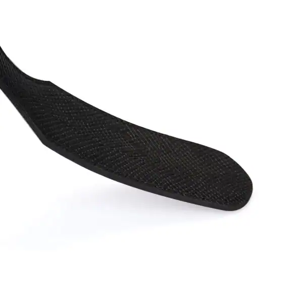 Paddle aus geprägtem Krokoleder schwarz LIEBE SEELE mit Handschlaufe, präsentiert auf weißem Hintergrund