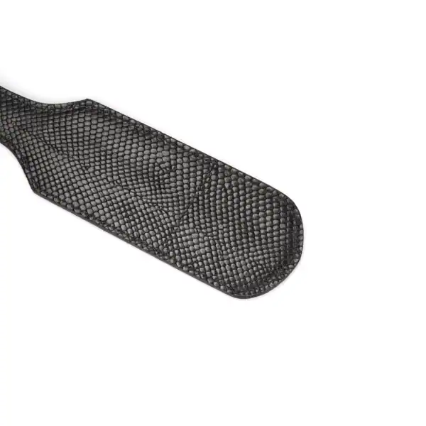 Paddle aus geprägtem Krokoleder schwarz LIEBE SEELE mit Handschlaufe, präsentiert auf weißem Hintergrund