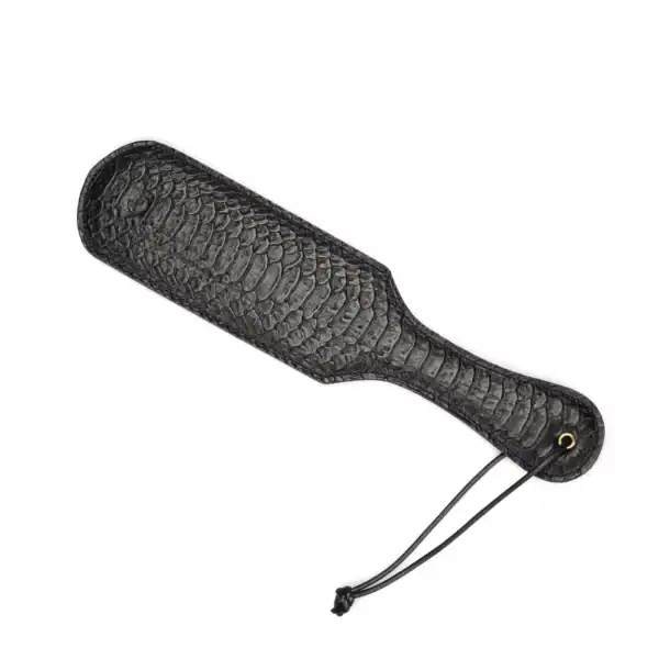 Paddle aus geprägtem Krokoleder schwarz LIEBE SEELE mit Handschlaufe, präsentiert auf weißem Hintergrund