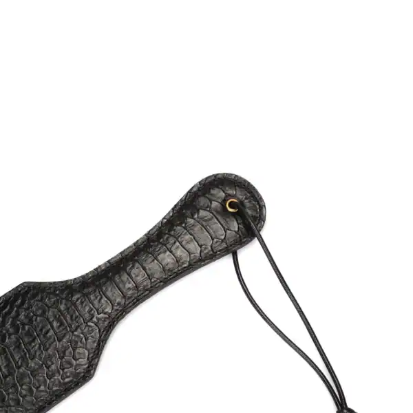 Paddle aus geprägtem Krokoleder schwarz LIEBE SEELE mit Handschlaufe, präsentiert auf weißem Hintergrund