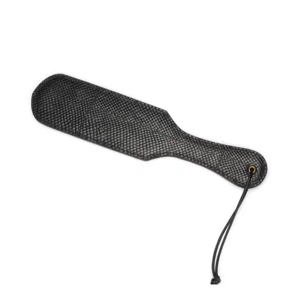Paddle aus geprägtem Krokoleder schwarz LIEBE SEELE mit Handschlaufe, präsentiert auf weißem Hintergrund