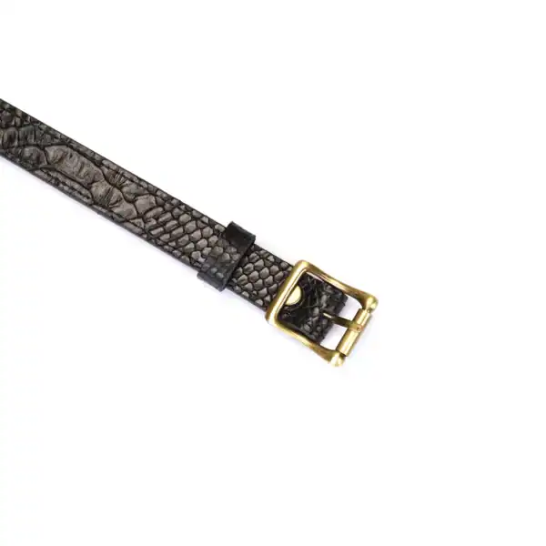 Augenbinde aus schwarzem krokogeprägtem Leder LIEBE SEELE mit verstellbarem Riemen und goldener Schnalle, präsentiert auf weißem Hintergrund