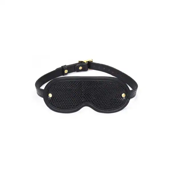 Augenbinde aus schwarzem krokogeprägtem Leder LIEBE SEELE mit verstellbarem Riemen und goldener Schnalle, präsentiert auf weißem Hintergrund