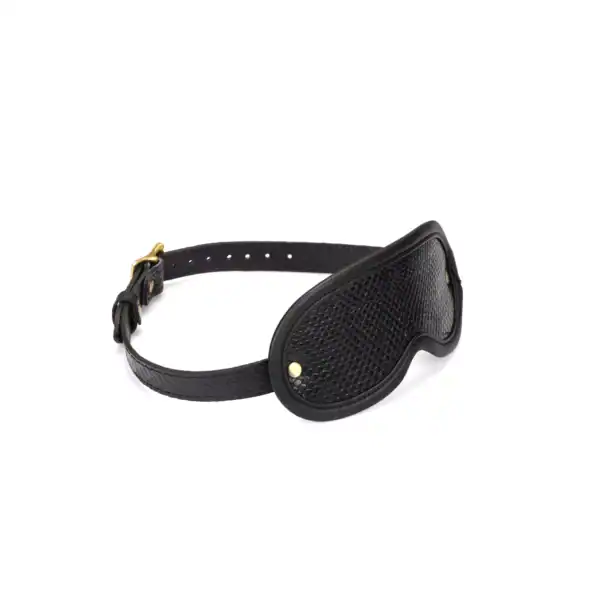 Augenbinde aus schwarzem krokogeprägtem Leder LIEBE SEELE mit verstellbarem Riemen und goldener Schnalle, präsentiert auf weißem Hintergrund