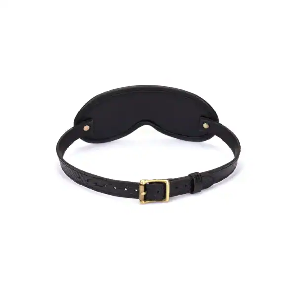 Augenbinde aus schwarzem krokogeprägtem Leder LIEBE SEELE mit verstellbarem Riemen und goldener Schnalle, präsentiert auf weißem Hintergrund