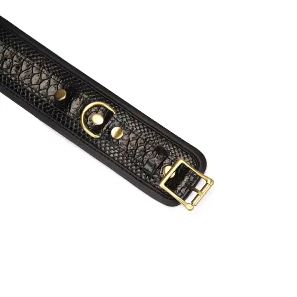 Handschellen aus schwarzem, krokogeprägtem Leder LIEBE SEELE mit Innenfutter und goldener Kette, auf weißem Hintergrund