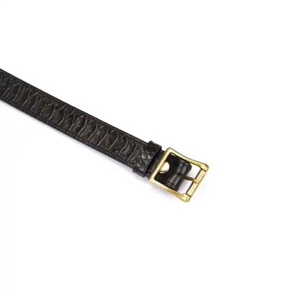 LIEBE SEELE collar de correa de cuero repujado en cocodrilo negro con cadena y mosquetón dorados, presentado sobre fondo blanco