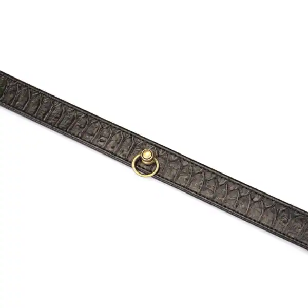 LIEBE SEELE collar de correa de cuero repujado en cocodrilo negro con cadena y mosquetón dorados, presentado sobre fondo blanco