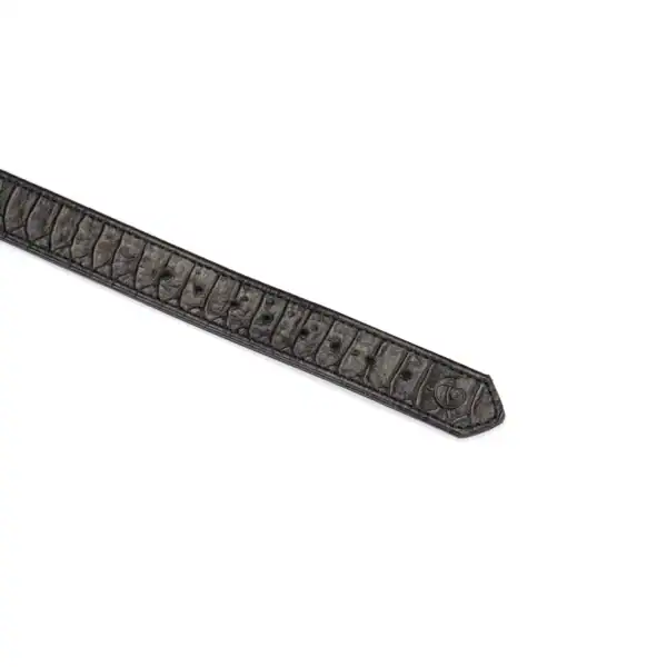 LIEBE SEELE collar de correa de cuero repujado en cocodrilo negro con cadena y mosquetón dorados, presentado sobre fondo blanco