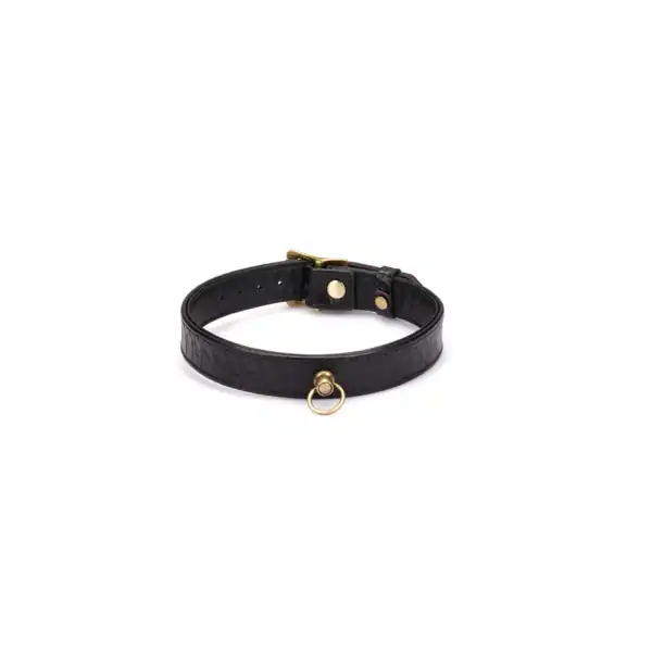 LIEBE SEELE collar de correa de cuero repujado en cocodrilo negro con cadena y mosquetón dorados, presentado sobre fondo blanco