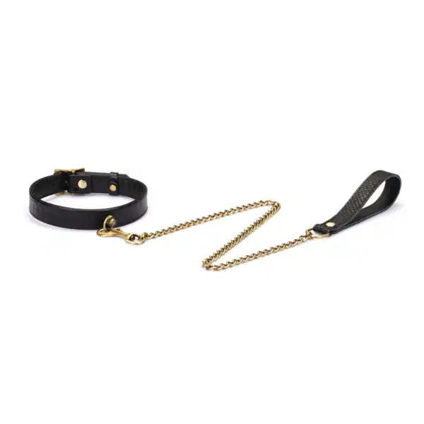 LIEBE SEELE collar de correa de cuero repujado en cocodrilo negro con cadena y mosquetón dorados, presentado sobre fondo blanco