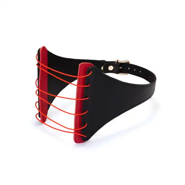 LIEBE SEELE Arnés de castigo de cuero negro con grandes paneles estructurados, cordón frontal y hebilla metálica ajustable, mostrado sobre fondo blanco en vista de producto.
