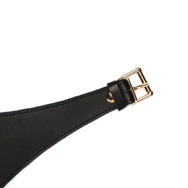 Harnais Punishing en cuir noir LIEBE SEELE avec larges panneaux structurés, laçage frontal et boucle métallique réglable, présenté sur fond blanc en vue produit