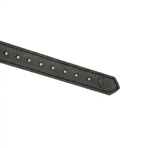 Harnais Punishing en cuir noir LIEBE SEELE avec larges panneaux structurés, laçage frontal et boucle métallique réglable, présenté sur fond blanc en vue produit