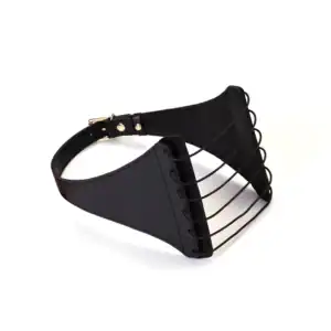 LIEBE SEELE Arnés de castigo de cuero negro con grandes paneles estructurados, cordón frontal y hebilla metálica ajustable, mostrado sobre fondo blanco en vista de producto.
