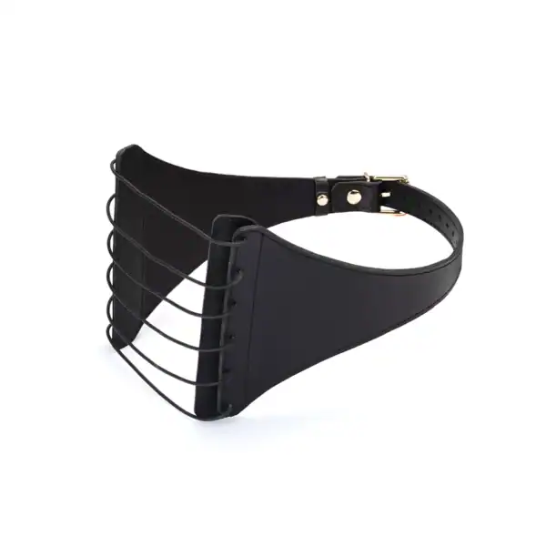 Harnais Punishing en cuir noir LIEBE SEELE avec larges panneaux structurés, laçage frontal et boucle métallique réglable, présenté sur fond blanc en vue produit