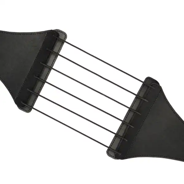 Harnais Punishing en cuir noir LIEBE SEELE avec larges panneaux structurés, laçage frontal et boucle métallique réglable, présenté sur fond blanc en vue produit