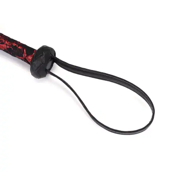Bullwhip-Peitsche aus schwarzem und rotem Textilseil LIEBE SEELE mit dekorativem Geflecht, strukturiertem Griff und Halteschlaufe, dargestellt auf weißem Hintergrund in detaillierter Produktansicht