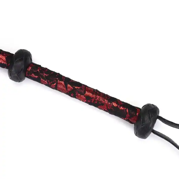 Bullwhip-Peitsche aus schwarzem und rotem Textilseil LIEBE SEELE mit dekorativem Geflecht, strukturiertem Griff und Halteschlaufe, dargestellt auf weißem Hintergrund in detaillierter Produktansicht