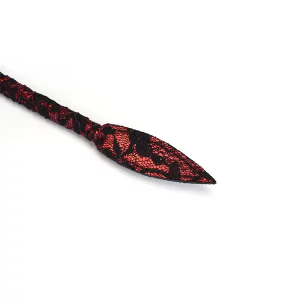 Bullwhip-Peitsche aus schwarzem und rotem Textilseil LIEBE SEELE mit dekorativem Geflecht, strukturiertem Griff und Halteschlaufe, dargestellt auf weißem Hintergrund in detaillierter Produktansicht