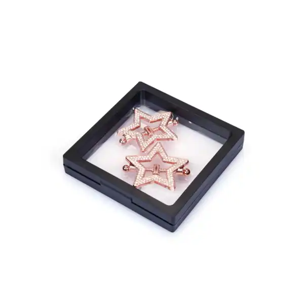 Paire de pinces à tétons STAR Or LIEBE SEELE en métal doré serti de cristaux, forme étoilée, présentées dans un écrin noir sur fond blanc, vue produit détaillée