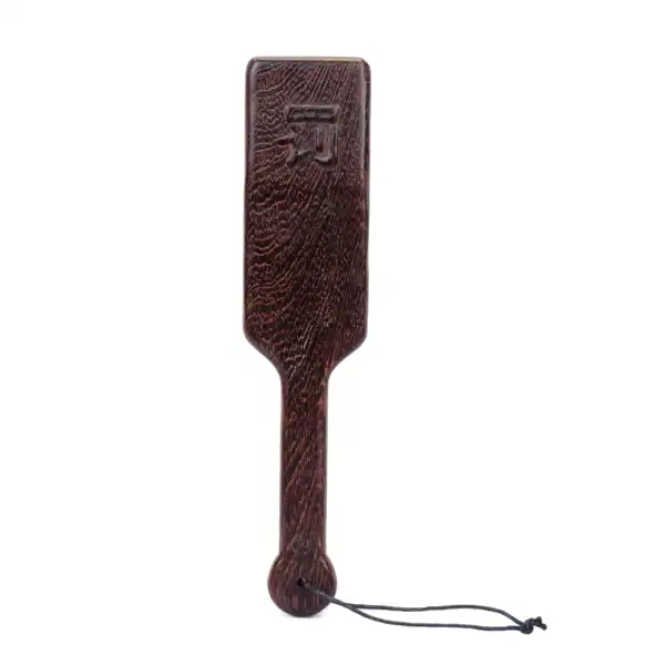 Paddle en bois wengé de la marque Liebe Seele, à la finition lisse avec dragonne de maintien, présenté sur fond clair dans l’univers Brigade Mondaine Paris.