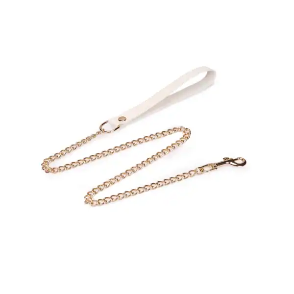 Amor Boudoir-Leinenhalskette der Marke Liebe Seele aus hellem Leder mit kontrastierender Innenseite und goldener Metallkette, flach auf hellem Hintergrund in der Welt Brigade Mondaine Paris präsentiert.