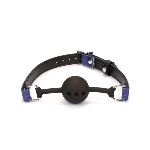 Ball gag Denim LIEBE SEELE avec boule en silicone noire et sangle ajustable en cuir et textile bleu, anneaux métalliques latéraux, présenté sur fond blanc en vue produit détaillée