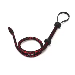 Fusta LIEBE SEELE de cuerda textil negra y roja con trenzado decorativo, mango estructurado y lazo de sujeción, mostrada sobre fondo blanco en la vista detallada del producto.