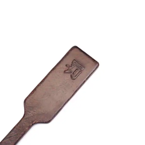Paddle en bois wengé de la marque Liebe Seele, à la finition lisse avec dragonne de maintien, présenté sur fond clair dans l’univers Brigade Mondaine Paris.